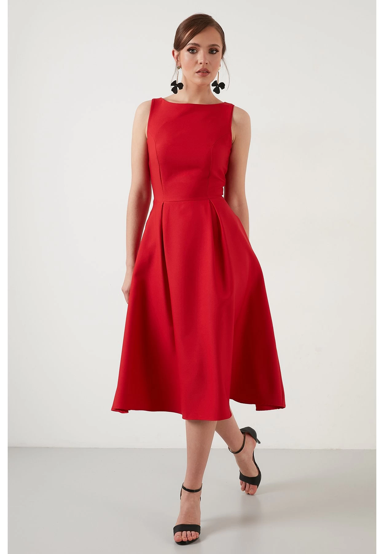 LELA Crew Neck Pleated Midi - Cocktailjurk - Red 2 LELA Crew Neck Pleated Midi - Cocktailjurk - Red - Afbeelding 2