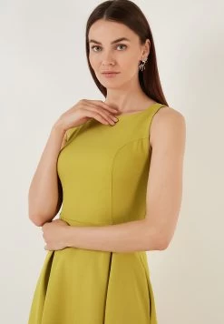 LELA Crew Neck Pleated Midi - Cocktailjurk - Olive -LELA 067981b63d364105b623782ec2d0ae2e