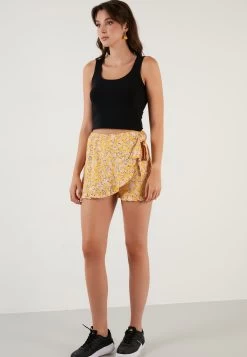 LELA Regular Fit - Shorts - Beige