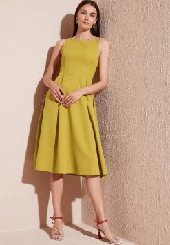 LELA Crew Neck Pleated Midi - Cocktailjurk - Olive -LELA 2d4b00d39f914ad8a4508e2d287e4615