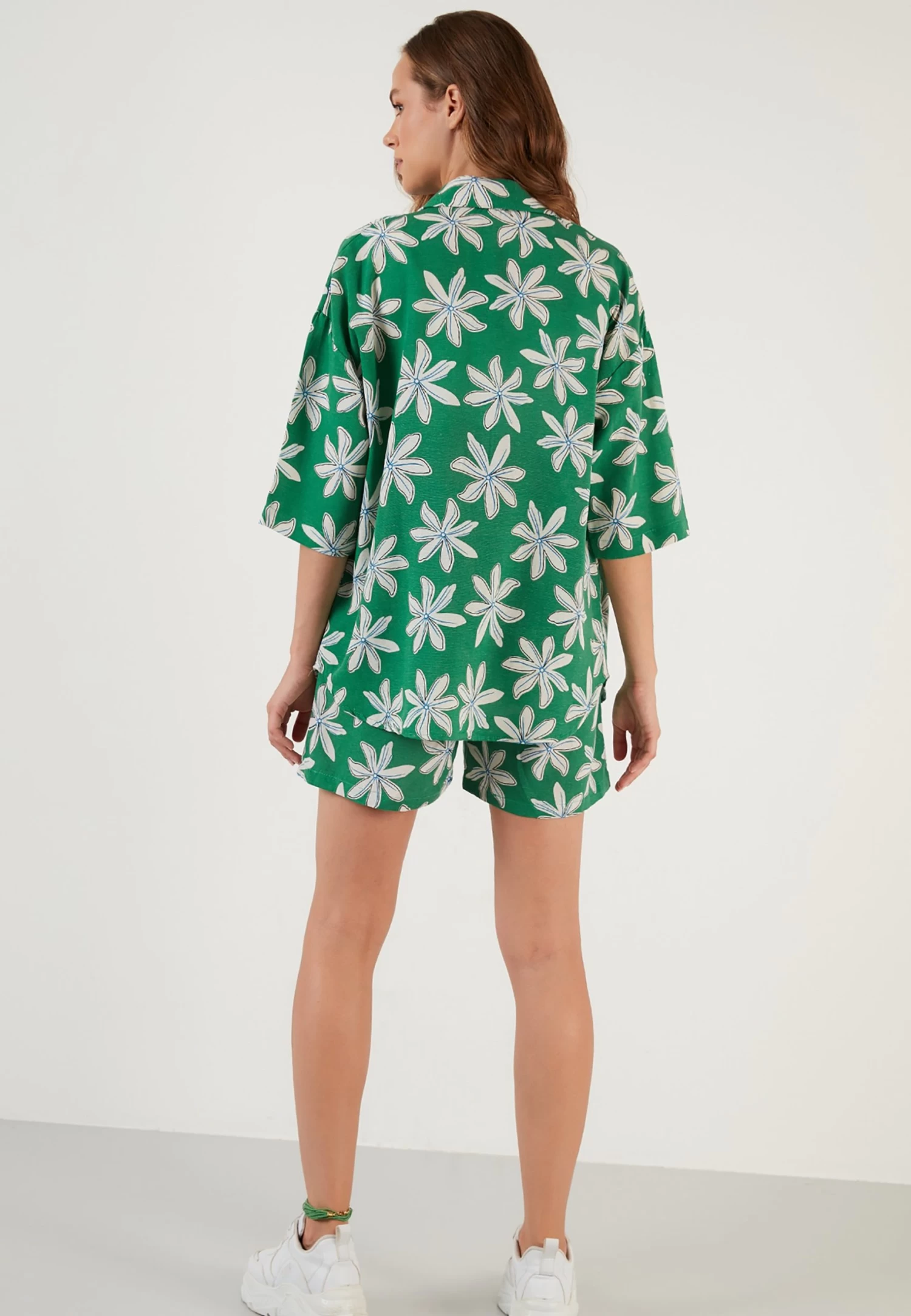 LELA Two Piece Set - Regular Fit - Shorts - Green 3 LELA Two Piece Set - Regular Fit - Shorts - Green - Afbeelding 3