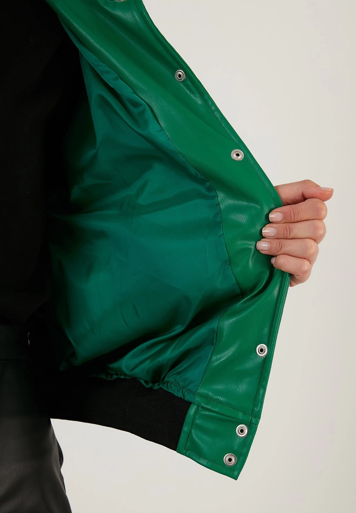 LELA Loose Fit - Imitatieleren Jas - Benetton Color 4 LELA Loose Fit - Imitatieleren Jas - Benetton Color - Afbeelding 4