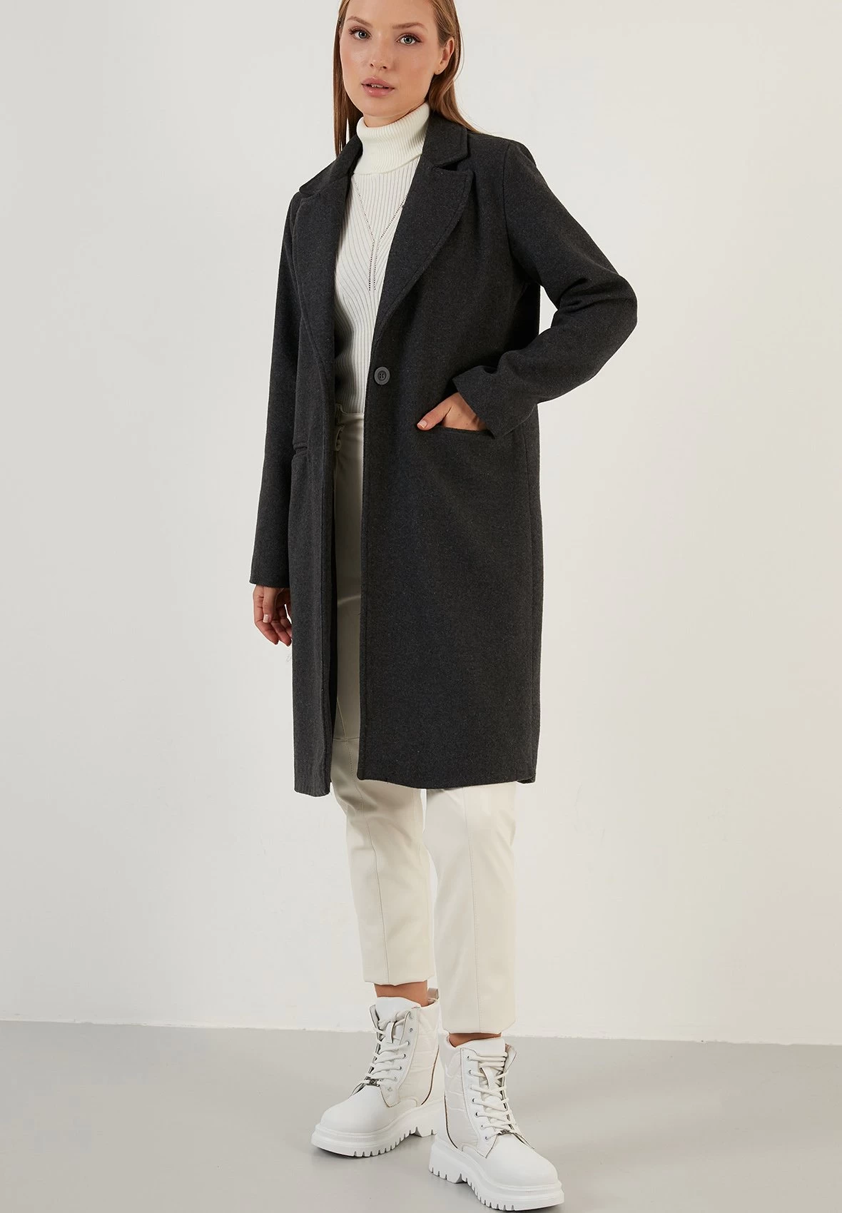 LELA Regular Fit - Mantel - Anthracite 2 LELA Regular Fit - Mantel - Anthracite - Afbeelding 2