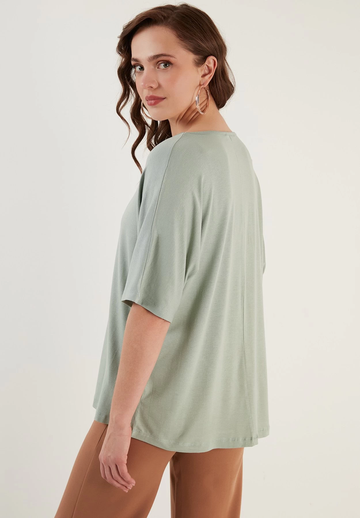 LELA Loose Fit - Blouse - Almond Green 2 LELA Loose Fit - Blouse - Almond Green - Afbeelding 2
