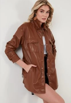 LELA Regular Fit - Imitatieleren Jas - Camel -LELA 51b5b2134f944cc78f4b8256aa38fb27