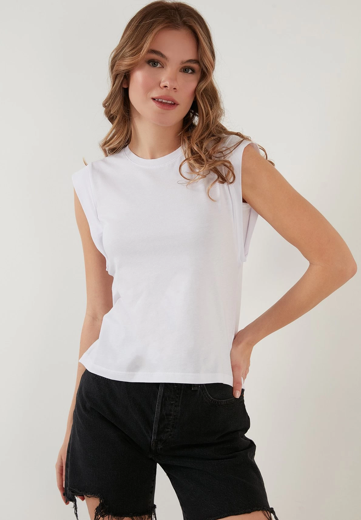 LELA Crew Neck- Top - White 1 LELA Crew Neck- Top - White