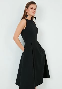 LELA Crew Neck Pleated Midi - Cocktailjurk - Black -LELA 6e9ae0d79729410a8c52ceeb2264a85a