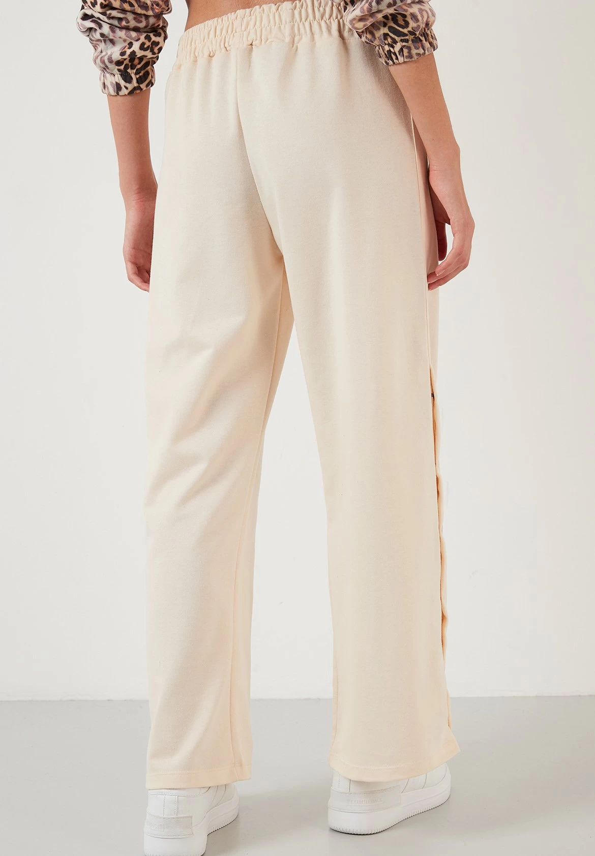 LELA Regular Fit - Trainingsbroek - Stone Colored 2 LELA Regular Fit - Trainingsbroek - Stone Colored - Afbeelding 2