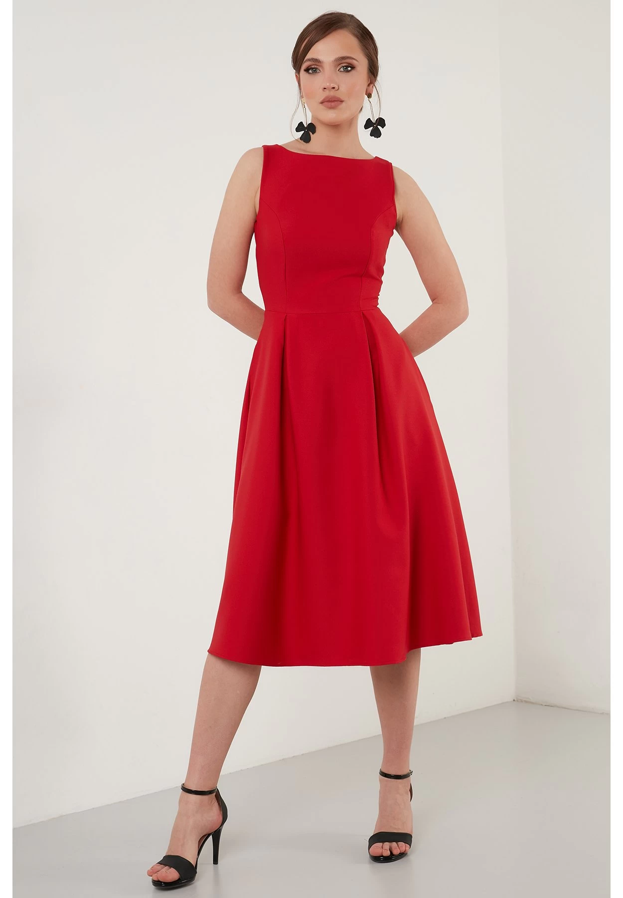 LELA Crew Neck Pleated Midi - Cocktailjurk - Red 1 LELA Crew Neck Pleated Midi - Cocktailjurk - Red