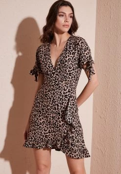 LELA Floral V Neck Ruffle Detail Mini- Jurk - Leopard -LELA 88be28e9d7c746428e1f080604642ff1