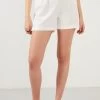 LELA Slim Fit - Shorts - Ecru