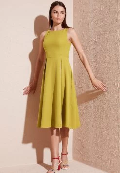 LELA Crew Neck Pleated Midi - Cocktailjurk - Olive -LELA b2a08fb02b554b56b36b6479c2ee9bf8