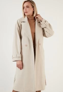 LELA Regular Fit - Trenchcoat - Stone 7 LELA Regular Fit - Trenchcoat - Stone -LELA b392480c7ac14ba6ab77bafad3d39382