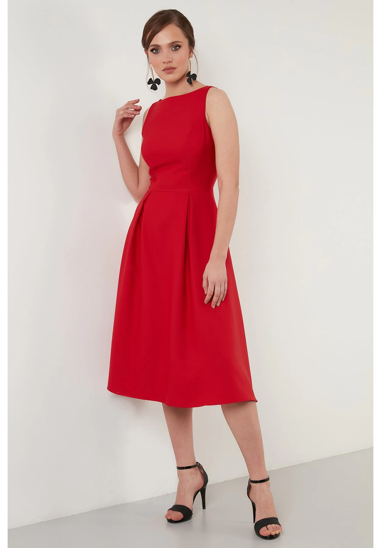 LELA Crew Neck Pleated Midi - Cocktailjurk - Red 4 LELA Crew Neck Pleated Midi - Cocktailjurk - Red - Afbeelding 4