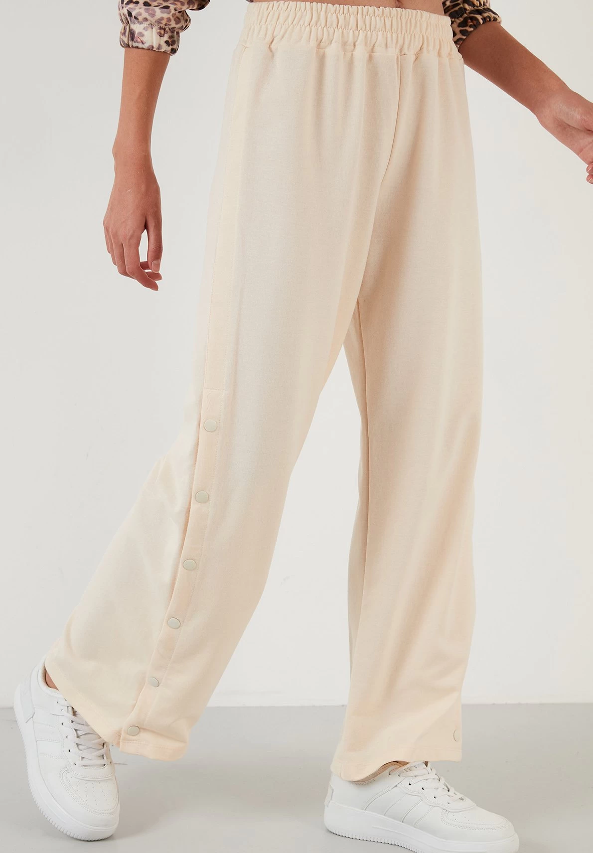 LELA Regular Fit - Trainingsbroek - Stone Colored 1 LELA Regular Fit - Trainingsbroek - Stone Colored