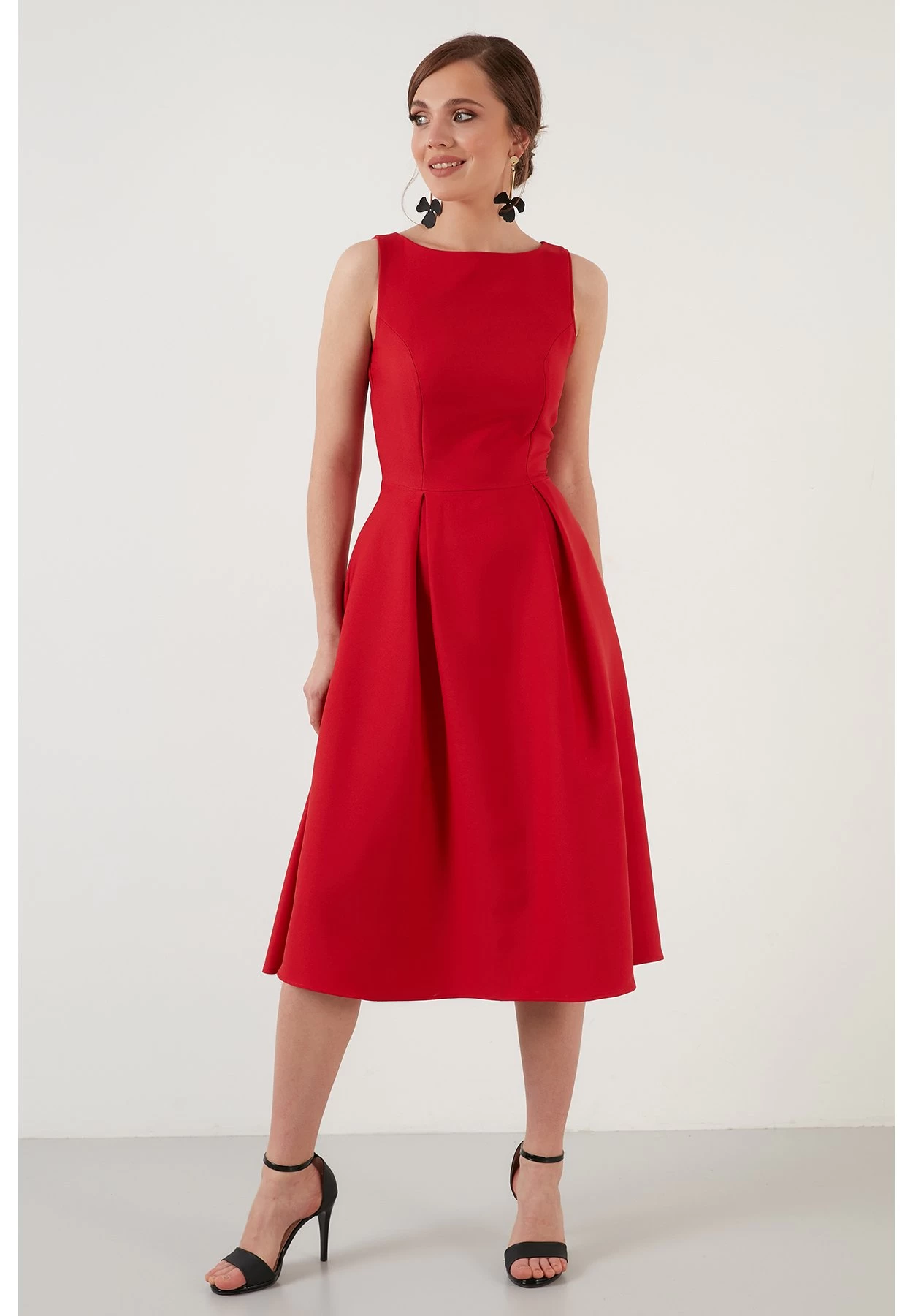 LELA Crew Neck Pleated Midi - Cocktailjurk - Red 3 LELA Crew Neck Pleated Midi - Cocktailjurk - Red - Afbeelding 3