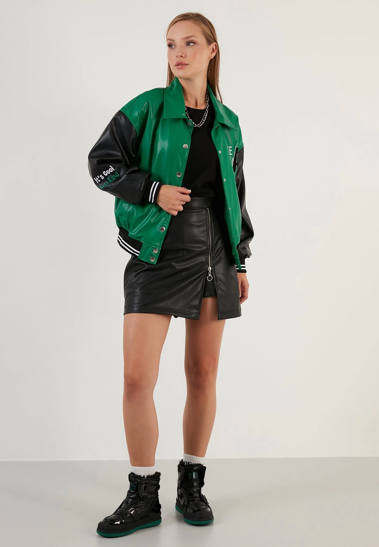 LELA Loose Fit - Imitatieleren Jas - Benetton Color 2 LELA Loose Fit - Imitatieleren Jas - Benetton Color - Afbeelding 2