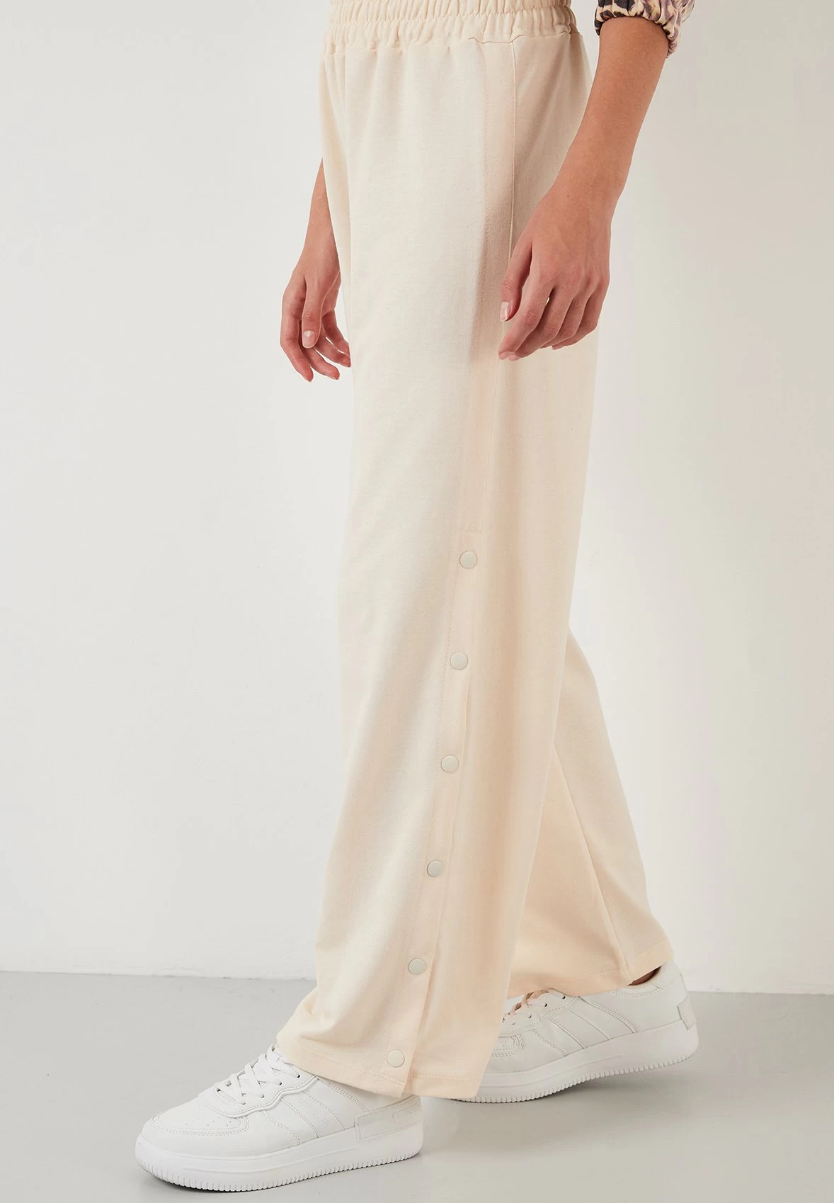 LELA Regular Fit - Trainingsbroek - Stone Colored 3 LELA Regular Fit - Trainingsbroek - Stone Colored - Afbeelding 3